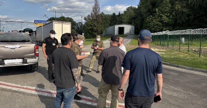 Таможенная служба США заявила о депортации первых украинских мигрантов. Фото: 