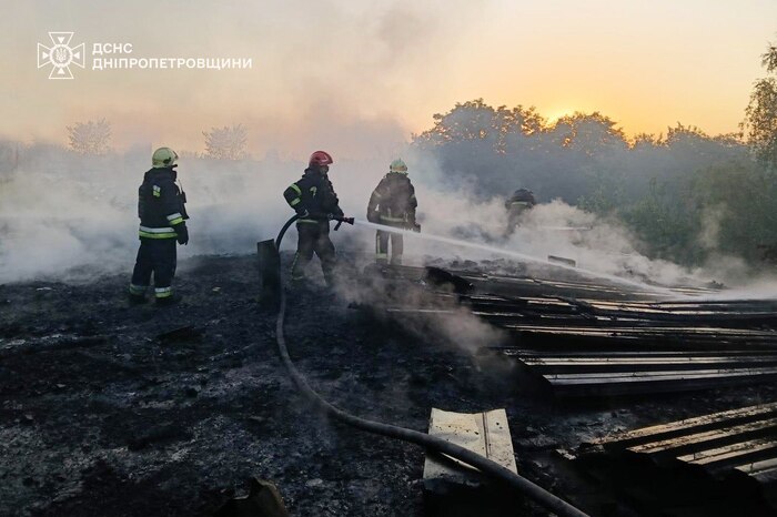 Наслідки російського обстрілу Дніпропетровщини, фото: ДСНС