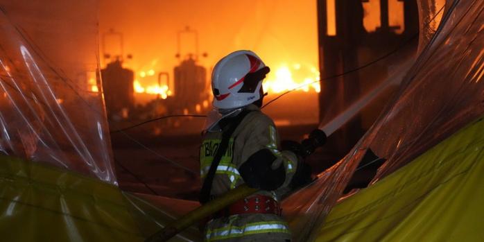 Российские ракетные обстрелы вызвали масштабный пожар в Мукачево, фото: ГСЧС