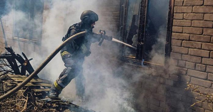 Російський дрон вдарив по сільському подвір’ї. Фото: ДСНС