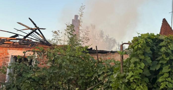 Оккупанты ударили дроном по хатам. Фото: прокуратура