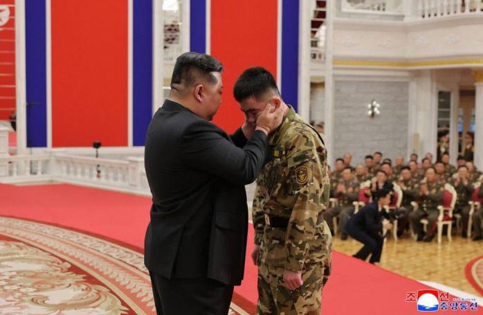 Ким Чен Ын наградил бойцов КНДР. Фото: Yonhap
