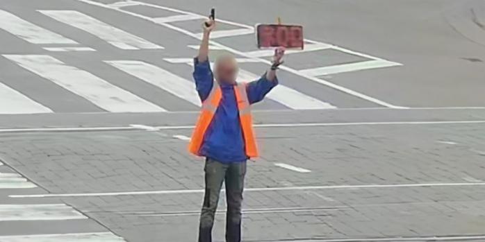 Мужчина с игрушечным пистолетом объявлял минуту молчания в Виннице, фото: полиция Винницкой области