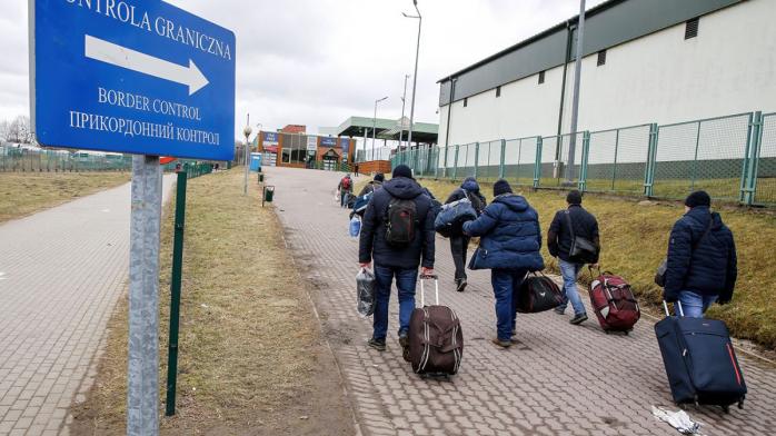 Уряд оприлюднив постанову про виїзд за кордон чоловікам. Фото: 