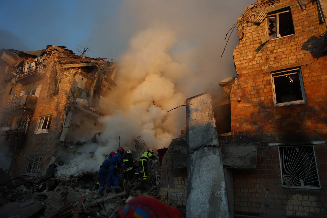 Росія здійснила масштабний обстріл Києва. Фото: ДСНС