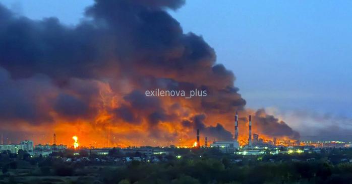 Дроны ночью атаковали два больших НПЗ в России. Фото: соцсети