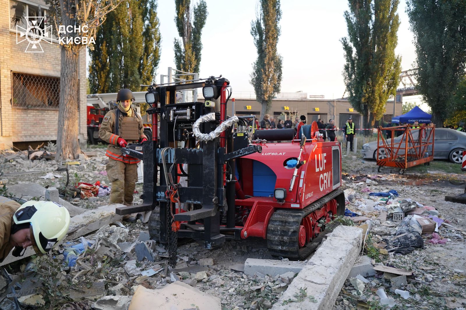 У Києві до 45 зросла кількість постраждалих. Фото: ДСНС