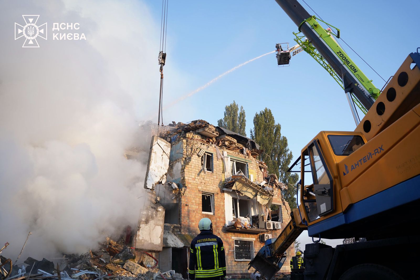 У Києві до 45 зросла кількість постраждалих. Фото: ДСНС