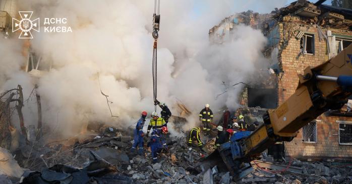 В Киеве до 45 выросло количество пострадавших. Фото: ГСЧС