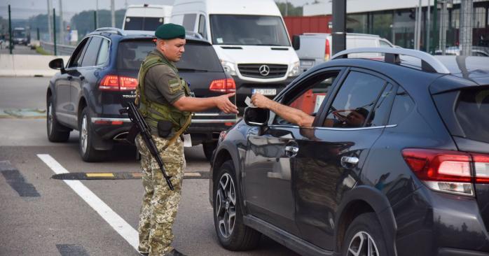 Мужчин в возрасте 18-22 лет уже начали выпускать из Украины. Фото: