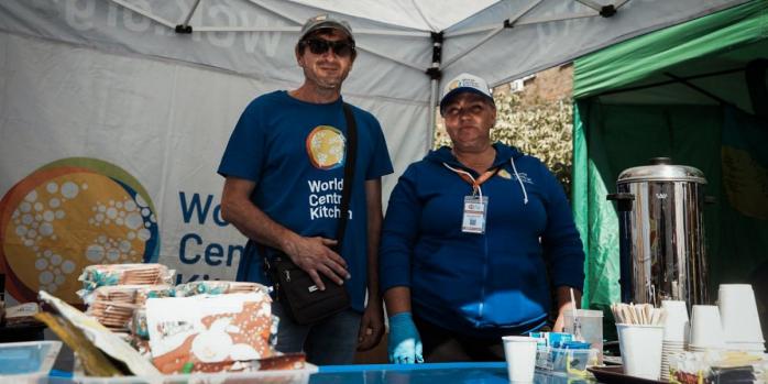 Волонтеры помогают на местах российских ударов по Киеву, фото: ГСЧС