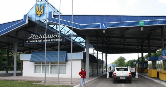 Мужчин в возрасте до 22 лет начали выпускать за границу, фото: «Википедия»