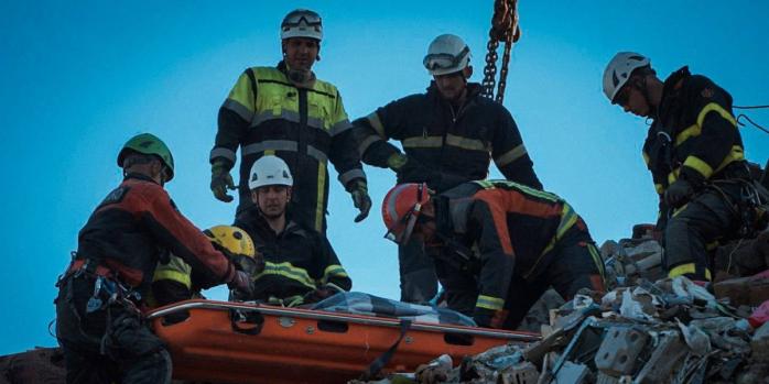 В Киеве растет количество жертв российской атаки 28 августа, фото: ГСЧС