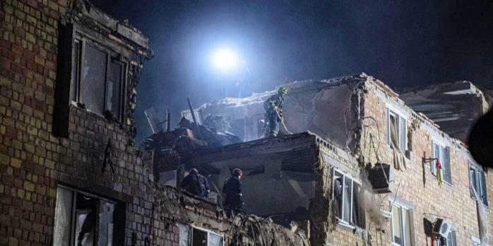 Последствия массированной российской воздушной атаки по Киеву, фото: ГСЧС