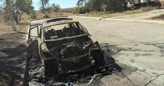 Россияне обстреляли авто в Херсонской области. Фото: