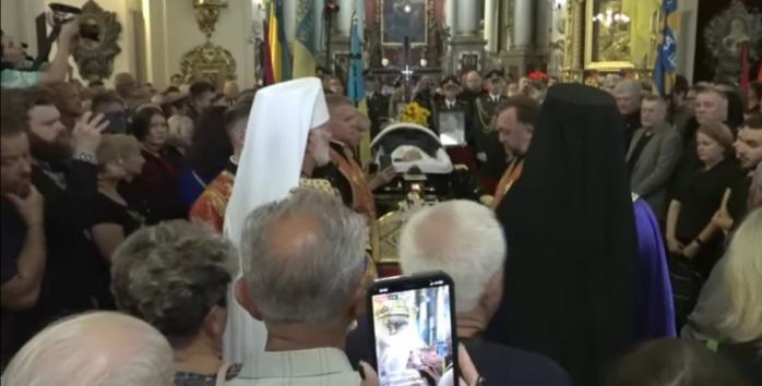 Во время церемонии прощания, скриншот видео