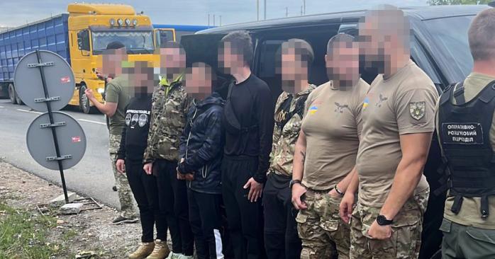 Мужчины под видом бойцов спецназа хотели уехать из Украины. Фото: ДБР