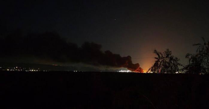 Горить нафтобаза у Луганську. Фото: соцмережі