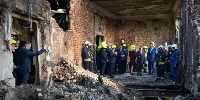 Дипломаты посетили поврежденное здание Кабмина, фото: Андрей Сибига