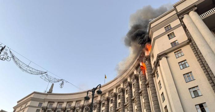 Здание Кабмина повредила ракета «Искандер». Фото: ГСЧС