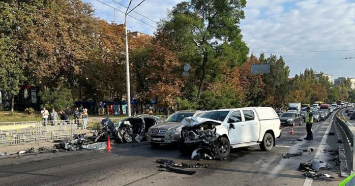 Военный на служебном авто протаранил авто полиции в Киеве, есть жертвы. Фото: ОГП
