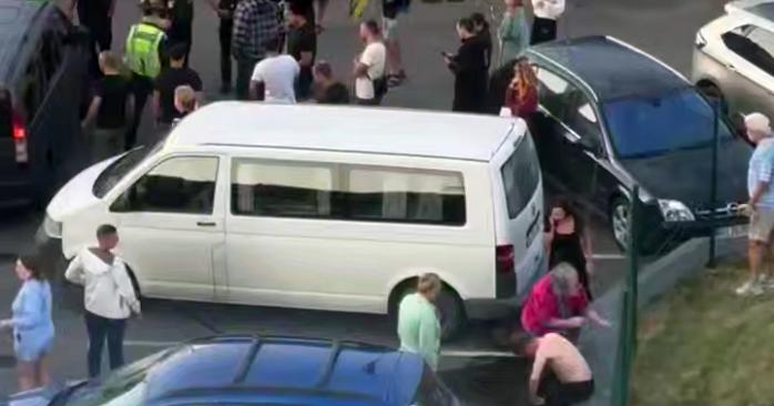 У Луцьку натовп пошкодив службове авто ТЦКшників. Фото: 