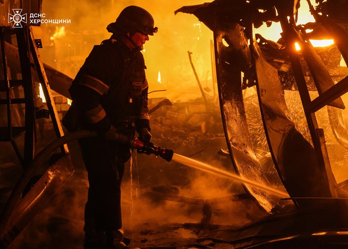 На ринку у Херсоні спалахнула масштабна пожежа, фото: ДСНС Херсонщини