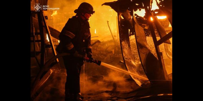 На рынке в Херсоне вспыхнул масштабный пожар, фото: ГСЧС Херсонщины