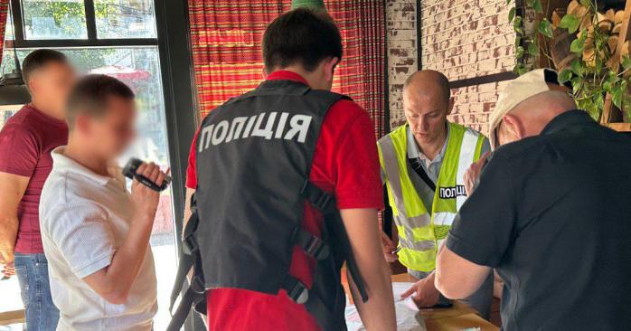 Чиновник Минобороны за 10 тыс. дол. обещал мужчинам бронь от мобилизации. Фото: 