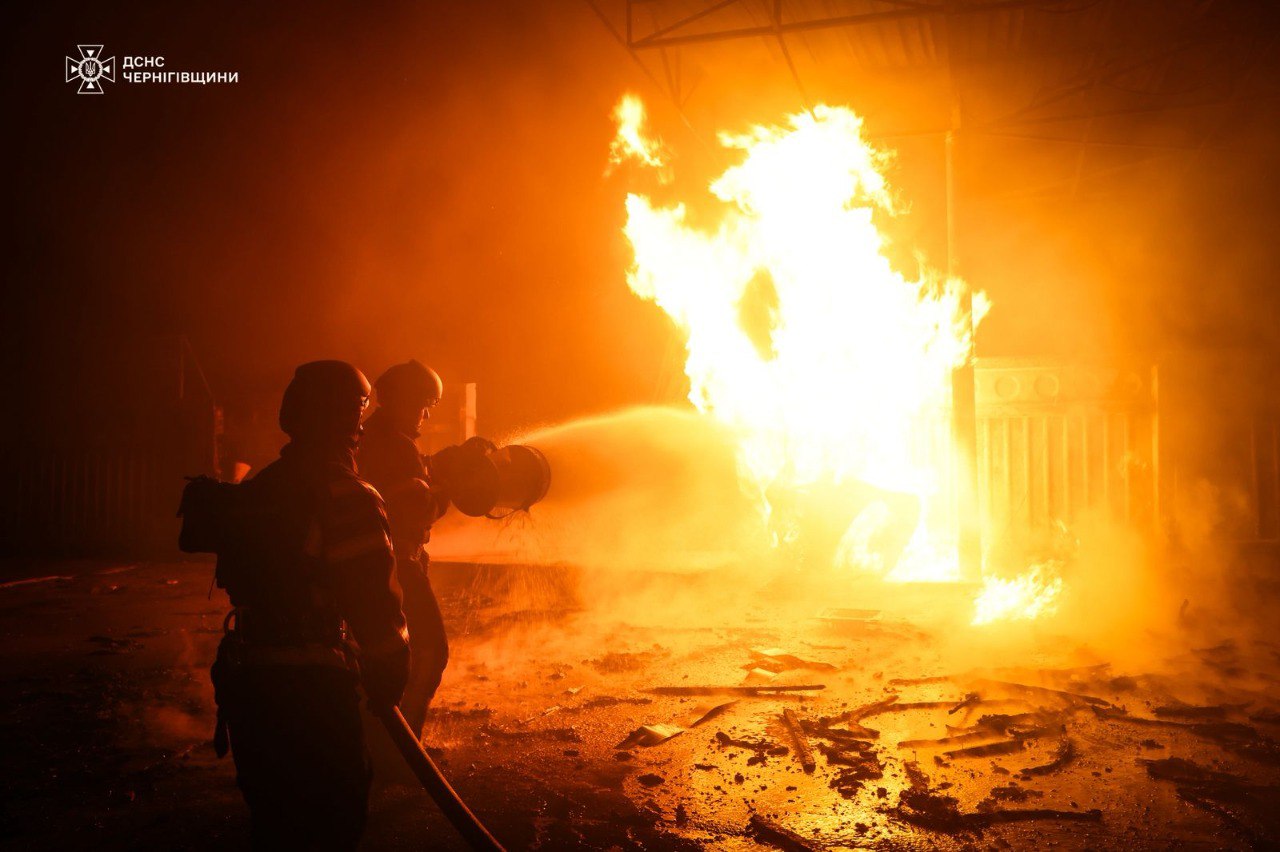 Ворог обстріляв пожежників на Чернігівщині. Фото: ДСНС