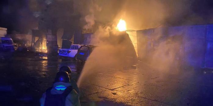 Последствия российских обстрелов Запорожья в ночь на 16 сентября, фото: ГСЧС