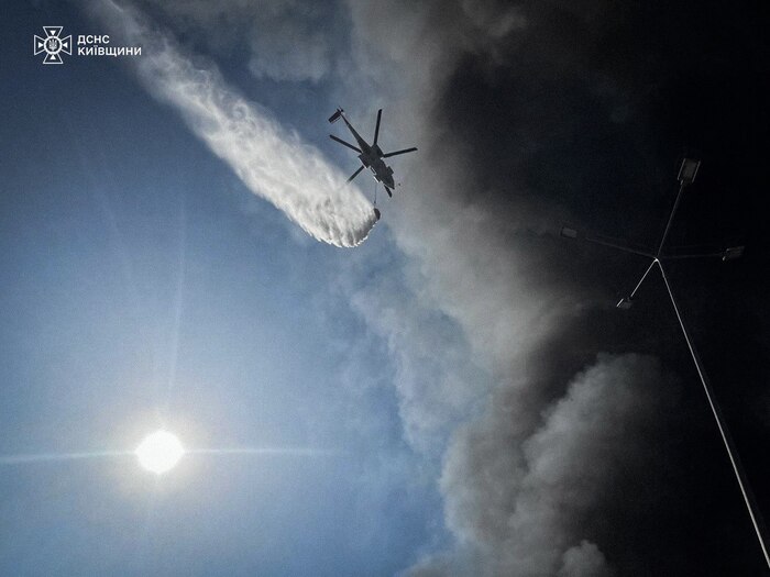 На Фастівщині триває ліквідація масштабної пожежі у складській будівлі, фото: ДСНС