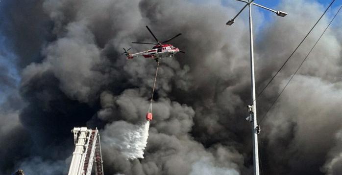 На Фастовщине продолжается ликвидация масштабного пожара в складском здании, фото: ГСЧС