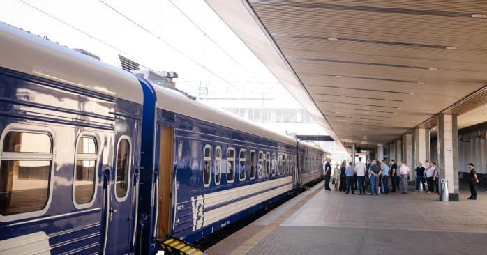 Масові затримки потягів фіксуються в Україні через атаку росіян по підстанціях. Фото: УЗ