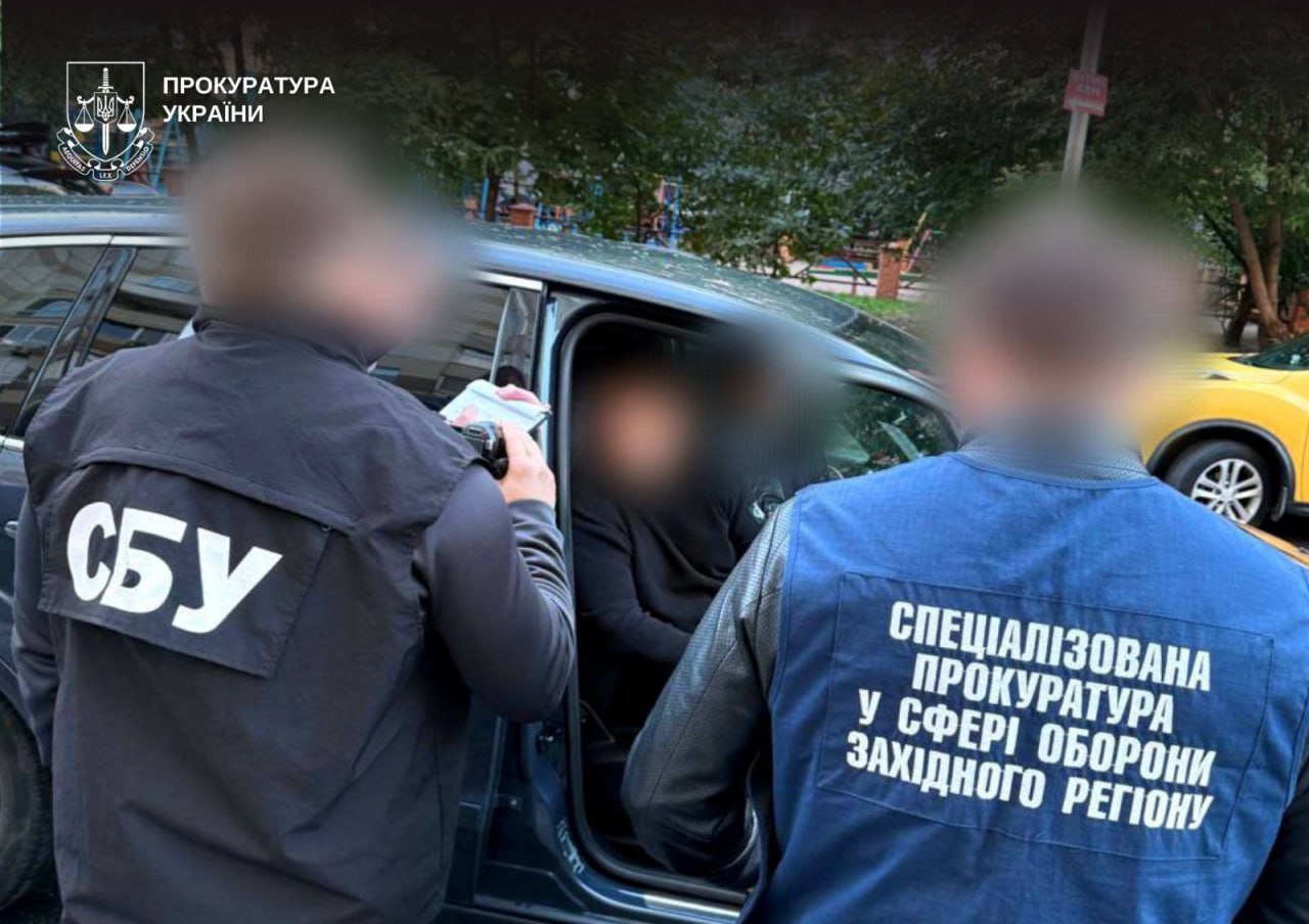 Посадовець Міноборони організував виїзд чоловіків за кордон. Фото: ОГП