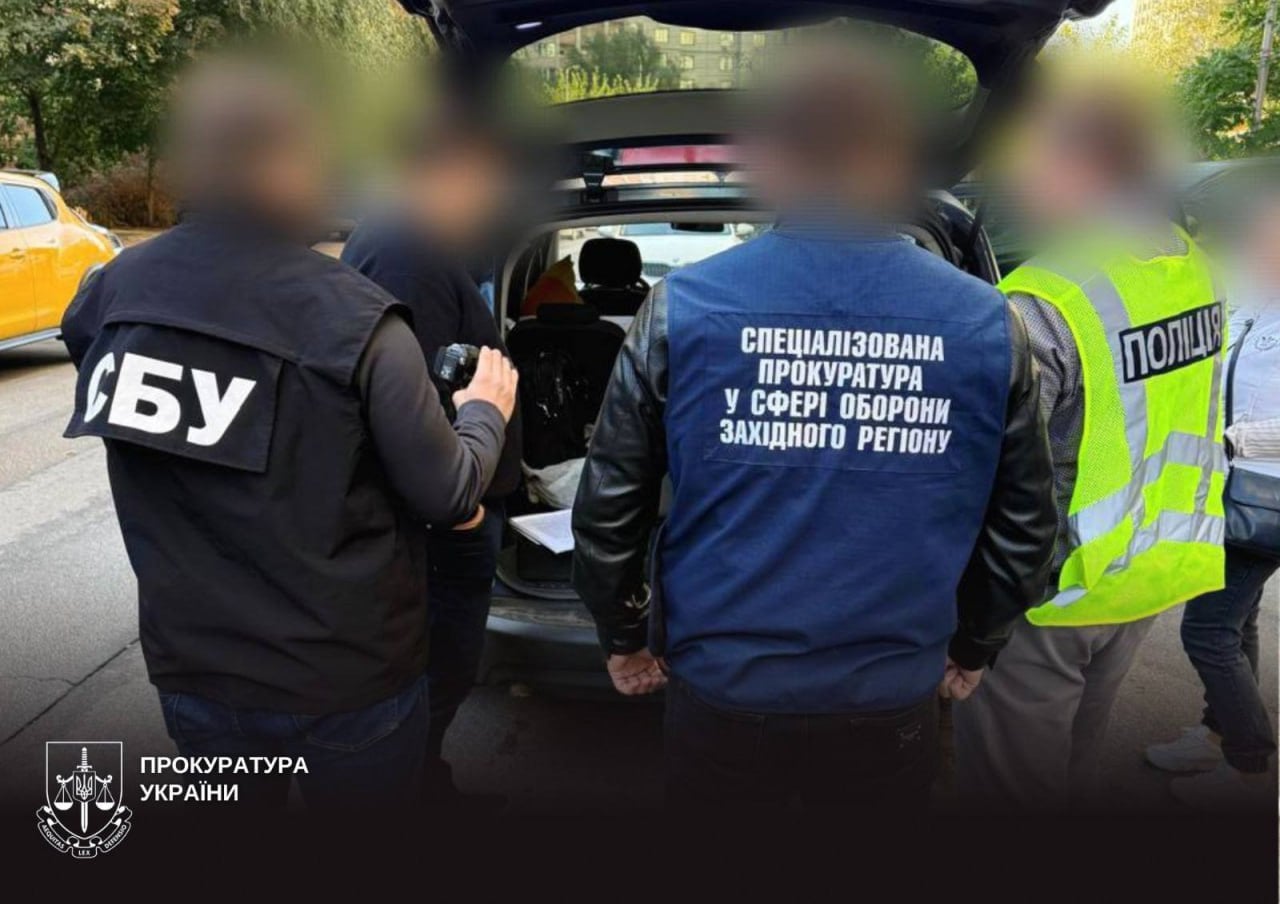 Посадовець Міноборони організував виїзд чоловіків за кордон. Фото: ОГП