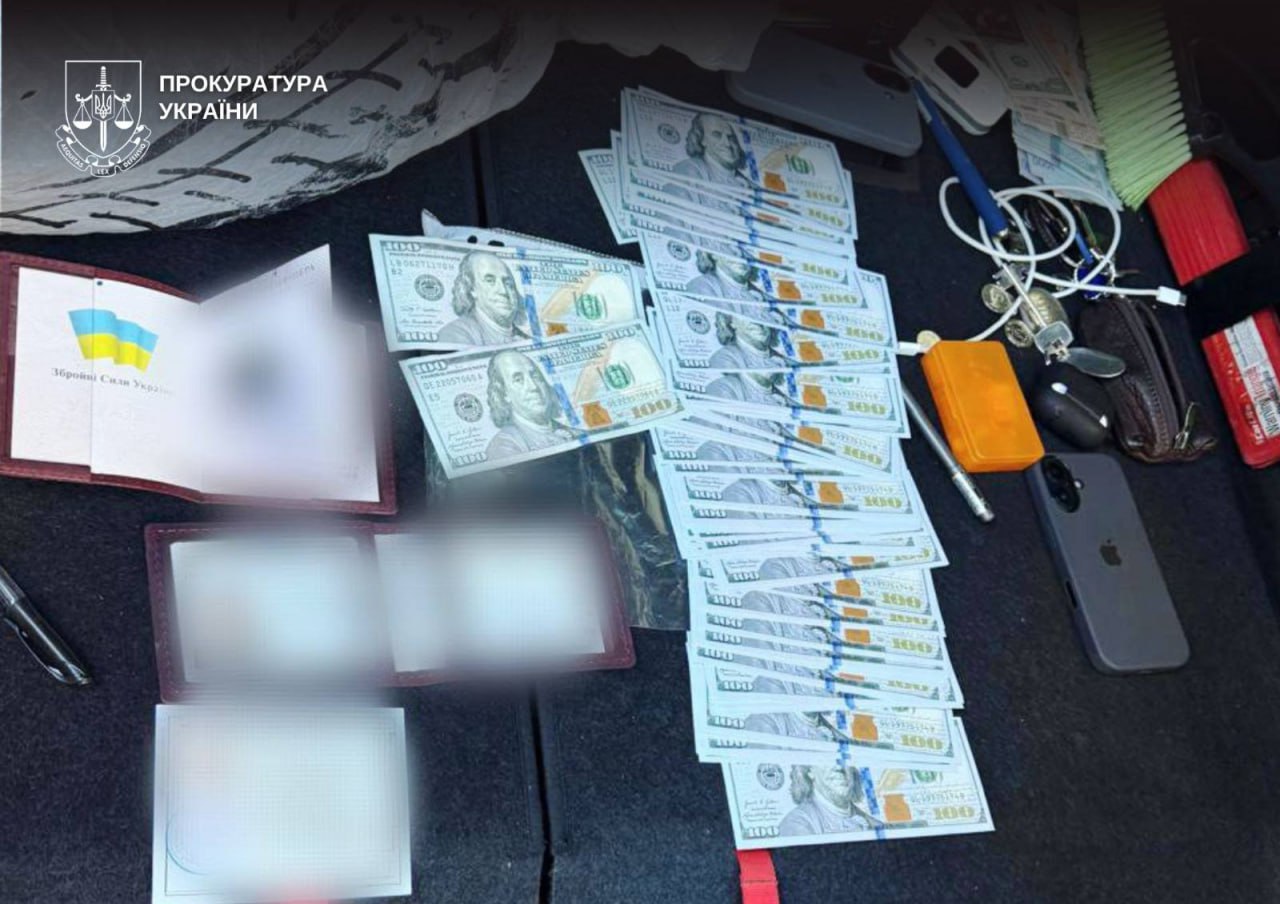 Посадовець Міноборони організував виїзд чоловіків за кордон. Фото: ОГП