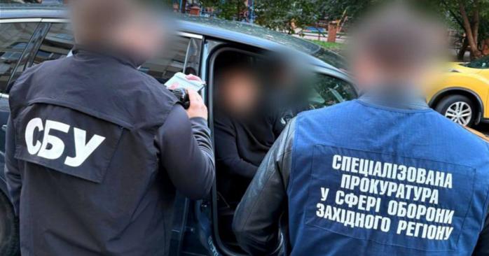 Чиновник Минобороны организовал выезд мужчин за границу. Фото: ОГП