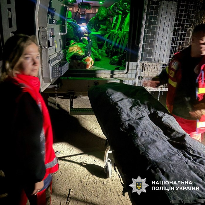 З Куп'янська евакуювали поранену волонтерку, фото: Нацполіція