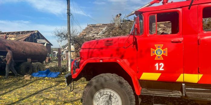 Последствия российского обстрела села Шиповатое, фото: ГСЧС