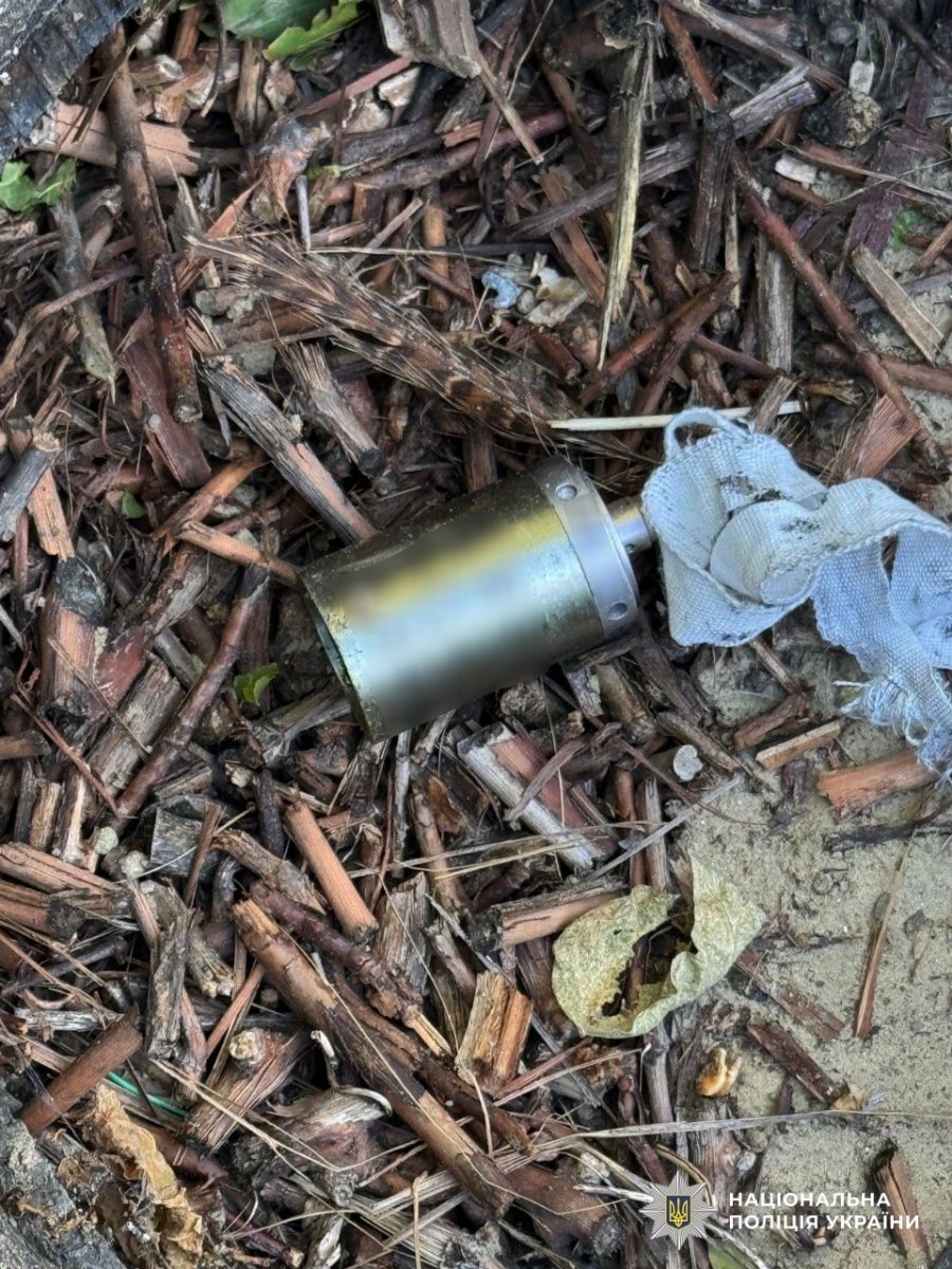РФ обстрілює Херсон касетними боєприпасами. Фото: Поліція