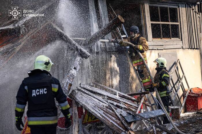 Наслідки російських ударів по Сумах, фото: ДСНС