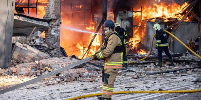 Последствия российских ударов по Сумам, фото: ГСЧС