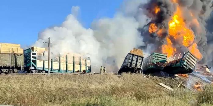 Последствия столкновения поезда и грузовика в Смоленской области РФ, скриншот видео