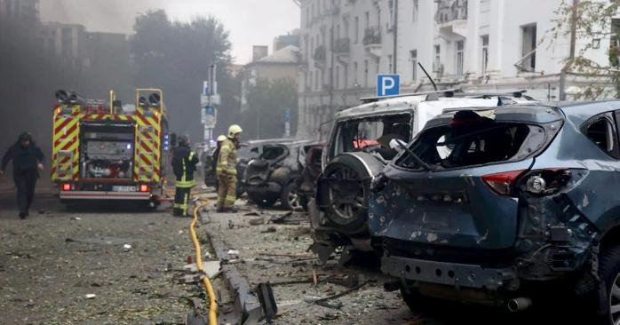 Последствия обстрелов Днепра. Фото: ГСЧС