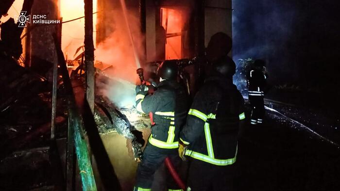 Наслідки російського удару по Бучі, фото: ДСНС