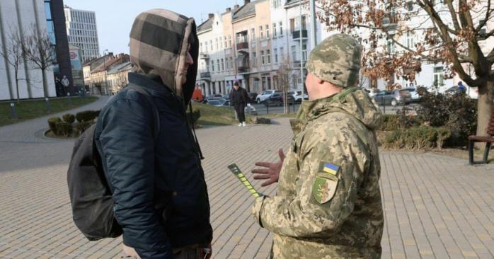 В Кривом Роге мужчина ранил ножом двух ТЦКшников. Фото: