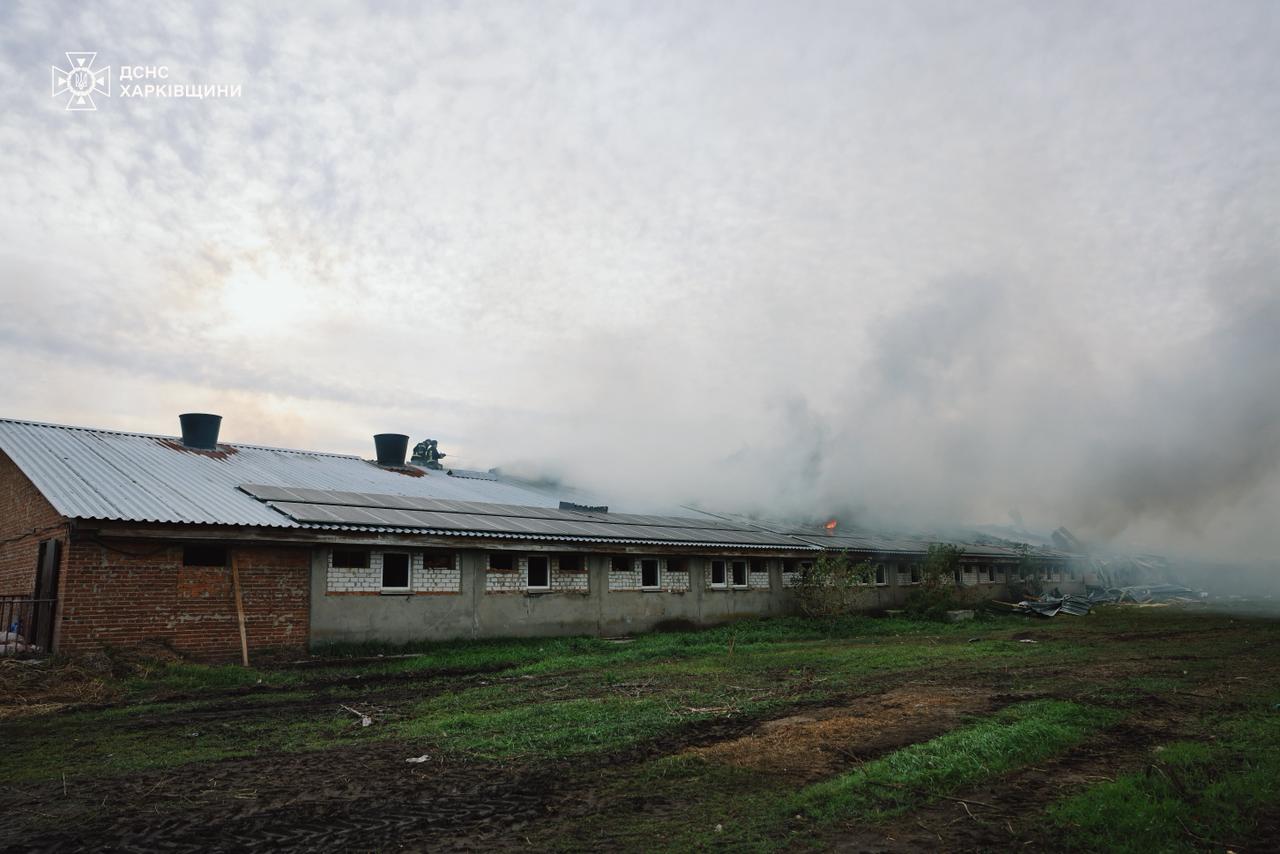 РФ атакувала сільгосппідприємство на Харківщині. Фото: ДСНС