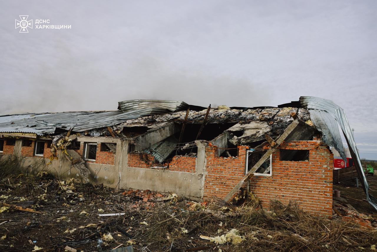 РФ атакувала сільгосппідприємство на Харківщині. Фото: ДСНС