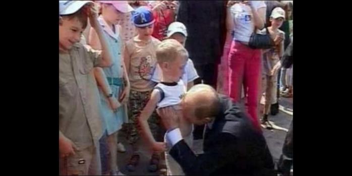 Российский диктатор целует в живот мальчика в 2006 году